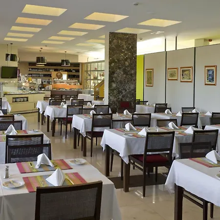 Apartahotel Alfagar Village 3*